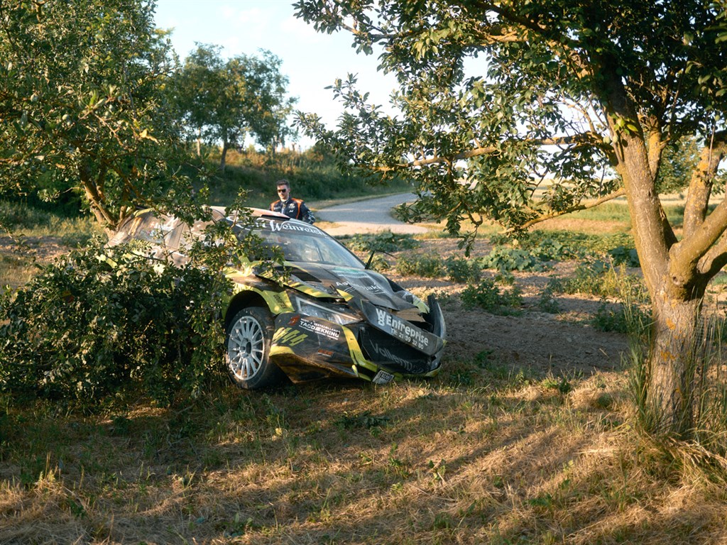 Rulleturen i weekendens ERT-runde var ikke Simon Vallentins første. Han prøvede det også i 2019 med en Renault Clio i Rally Kjellerup. Også dengang slap han uskadt.
(Foto: Morten Dam - autoMOTIV/specialpress)